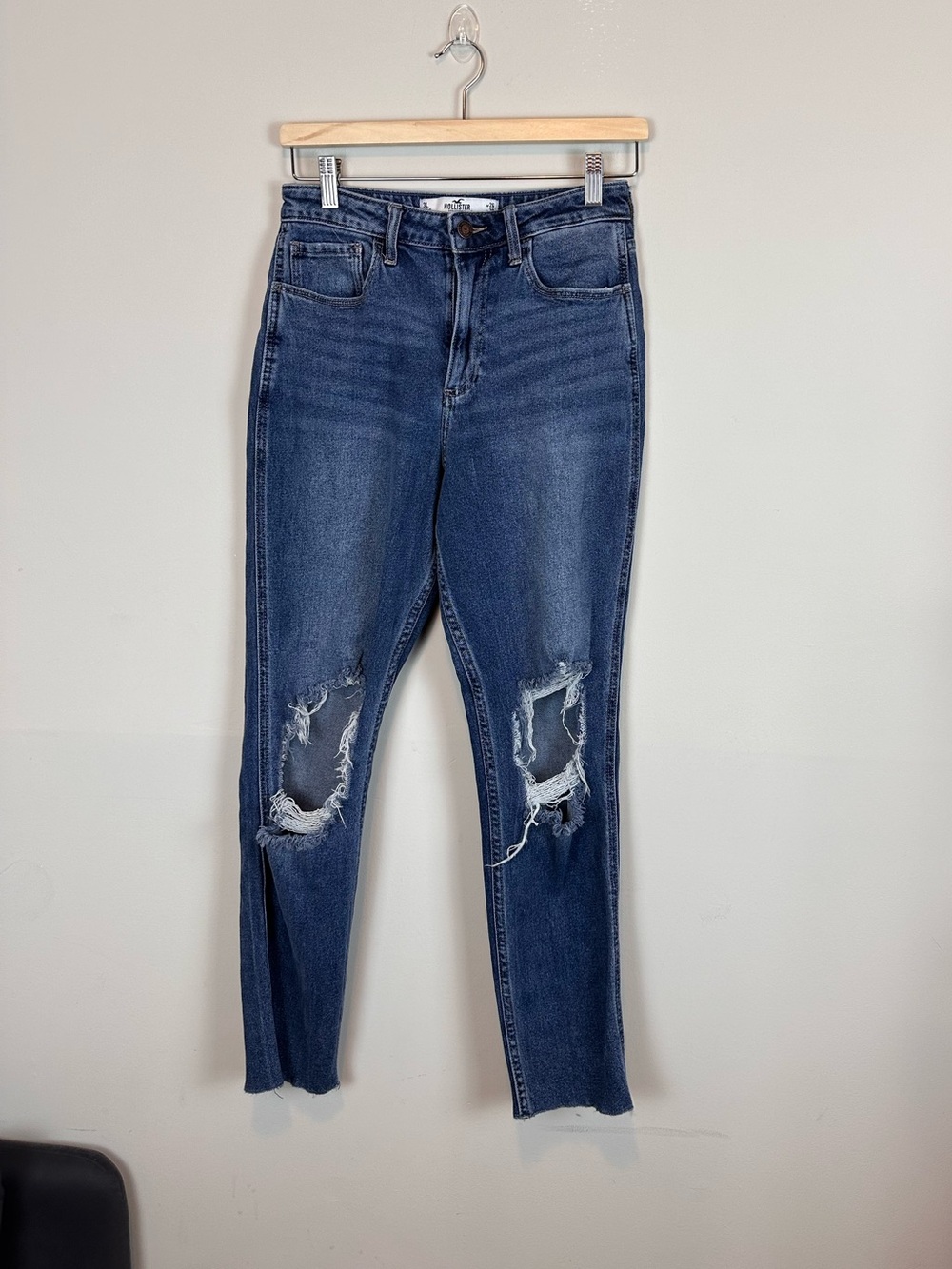 Hollister Curvy High Rise Mom Jeans Ripped Medium Wash Size W26 L29